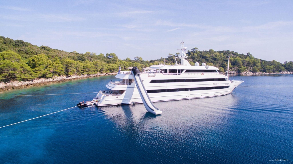 luxury yacht charter indian ocean