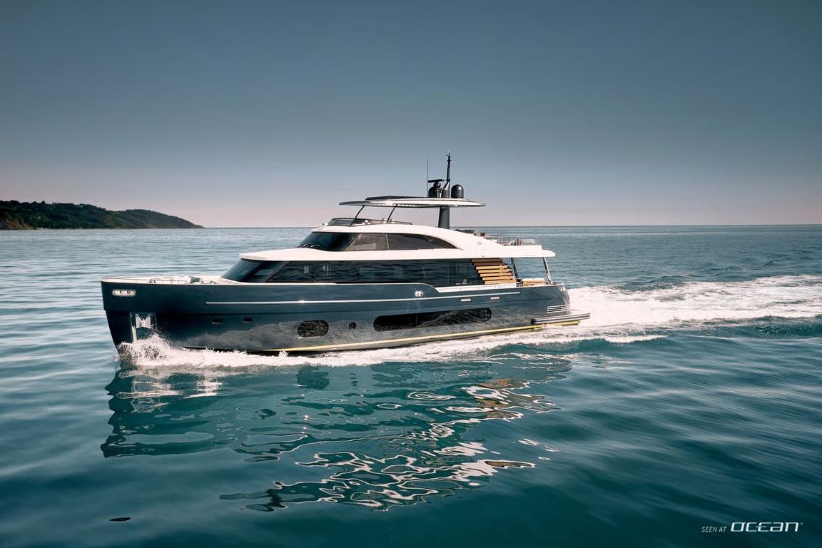 BLUE EYES  Azimut Magellano 25M