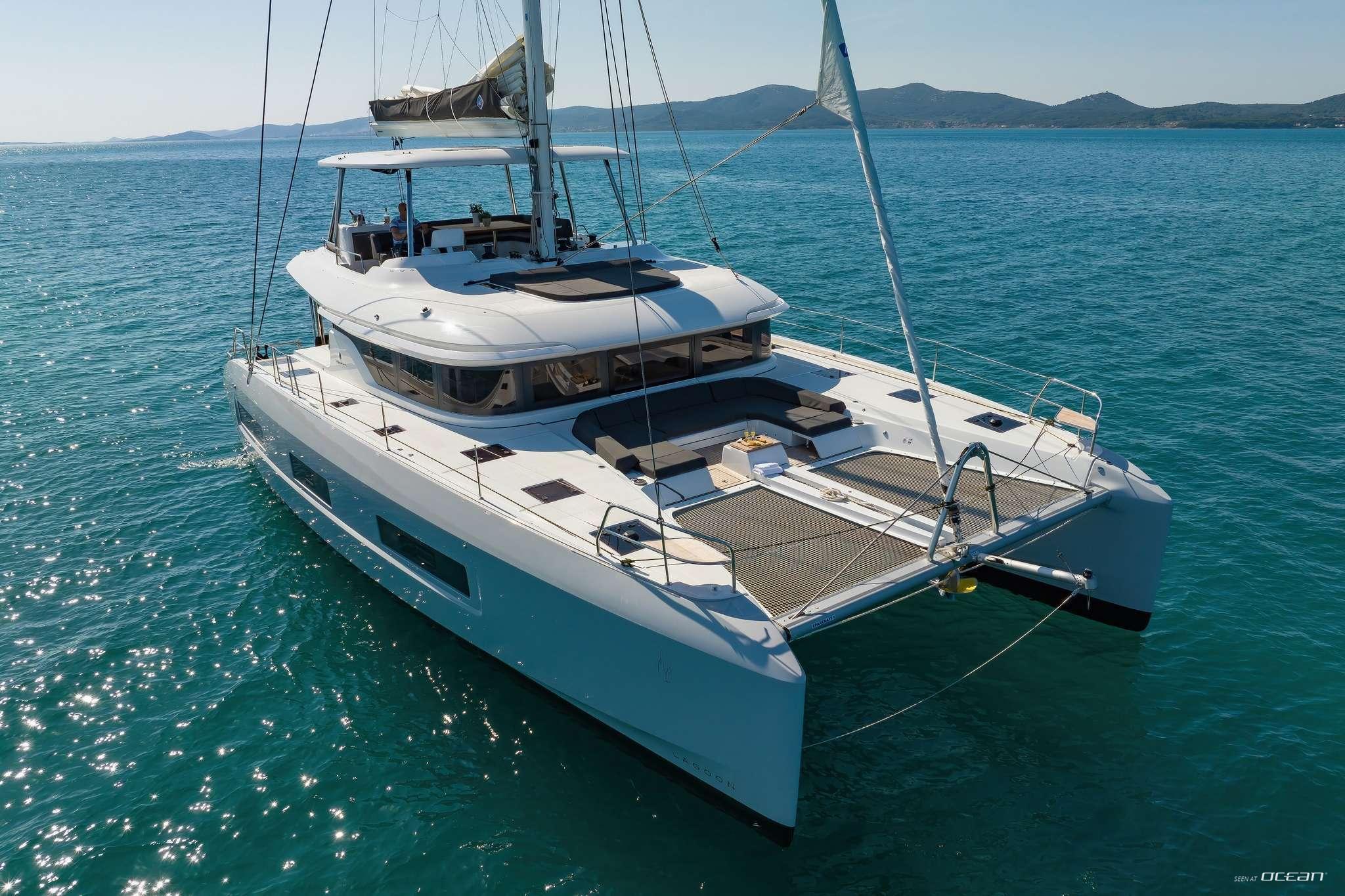 CHAMPAGNE PLEASE  Lagoon 55